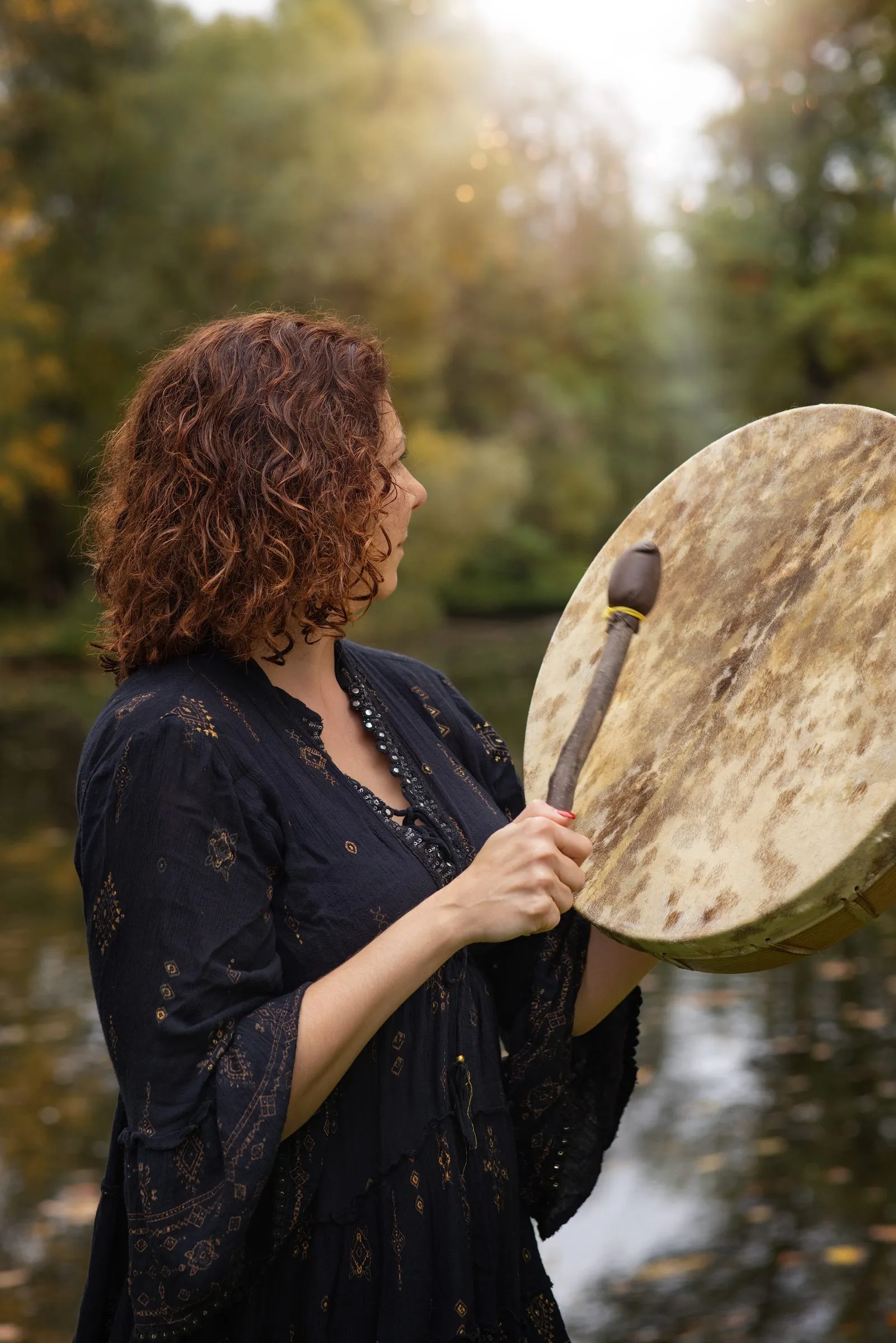 Kamila mit Schamanentrommel am Wasser